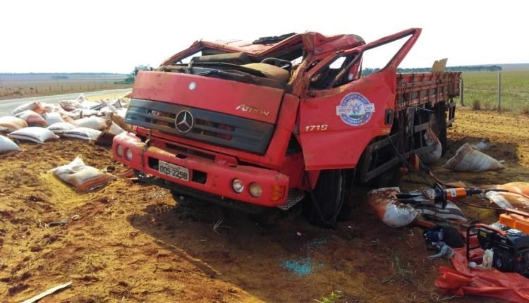 Caminhoneiro fica preso às ferragens após perder controle e capotar várias vezes Caminhoneiro fica preso às ferragens após perder controle e capotar várias vezes