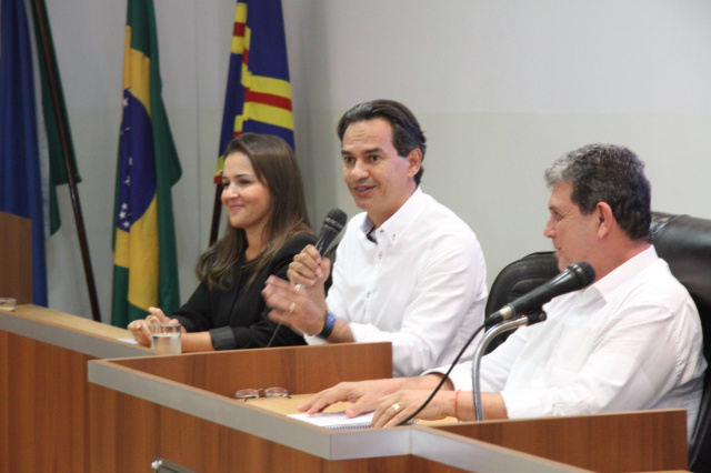 Marquinhos entrega reforma à Câmara e anuncia corte de 30% no número de comissionados Foto Assessoria