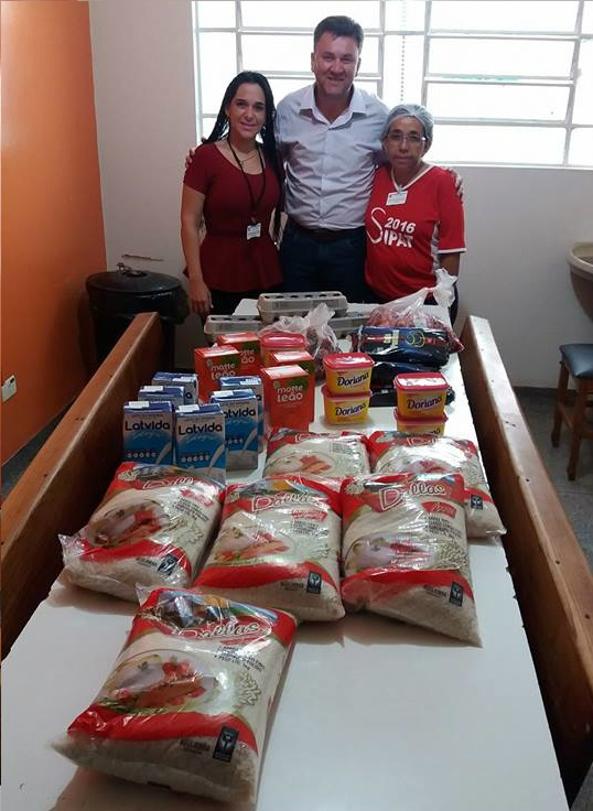 Vereador recebe denuncia de falta de alimento em hospital de Rio Brilhante. Funcionários do Hospital recebem com alegria os alimentos arrecadados pelo Vereador Everton de Carvalho PDT