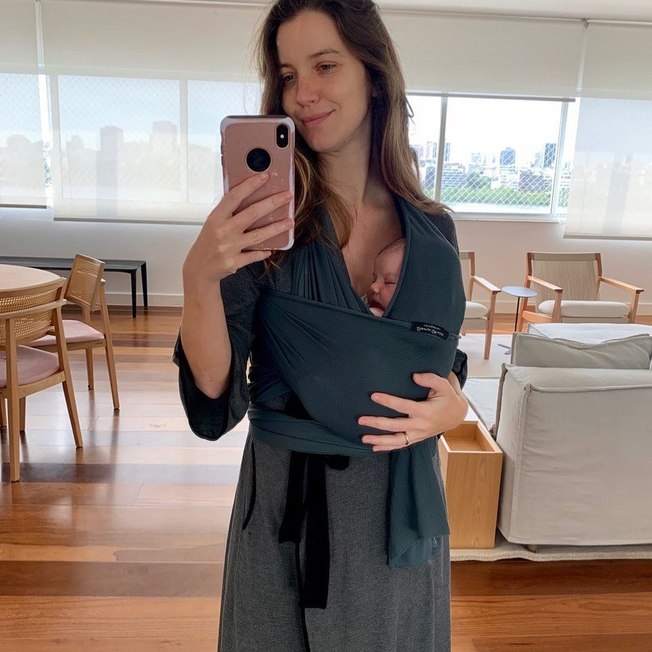 Nathalia Dill posa com a filha, Eva: "Quase um mês que sou mãe"