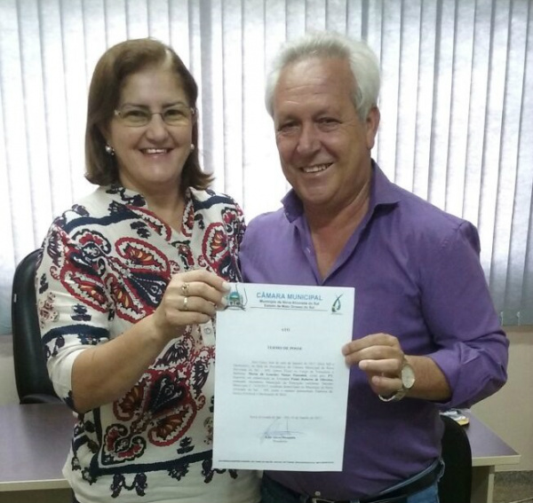 Lourdes Pimentel segurando o termo de posse juntamente com o presidente da Câmara Edir Alves Mesquita.