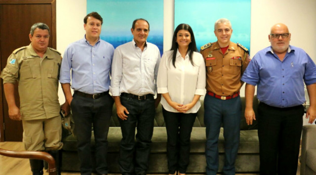 Base do Corpo de Bombeiros sera instalada em Nova Alvorada do Sul Prefeito Arlei e Rose (ao centro) com assessores do Governo do Estado e da Prefeitura de Nova Alvora do Sul. Foto: Leka