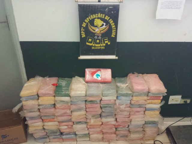 DOF apreende carga de cocaína avaliada em 3,5 milhões de reais 129 tabletes de cocaína que totalizaram 137,3 quilos da droga avaliada em aproximadamente 3,5 milhões de reais