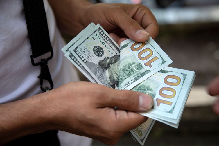 Dólar volta a R$ 5,40 com tensões no mercado externo © Reuters/Nazanin Tabatabaee/ West Asia News Agency