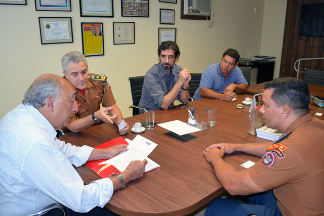 Bombeiros pedem a senador apoio para construir torre de treinamento Bombeiros pedem a senador apoio para construir torre de treinamento