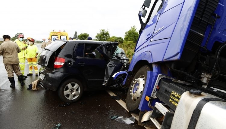 Acidente entre carro e caminhão ocorreu na rodovia BR-163, em Campo Grande. Foto: Marcos Ermínio/Midiamax