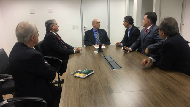 Ministros garantem a prefeito o recomeço de obras travadas Ministros garantem a prefeito o recomeço de obras travadas