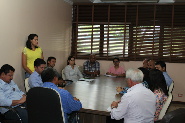 Mutirão de limpeza “Passando à cidade a limpo” Vereadores e secretários municipais planejando o mutirão