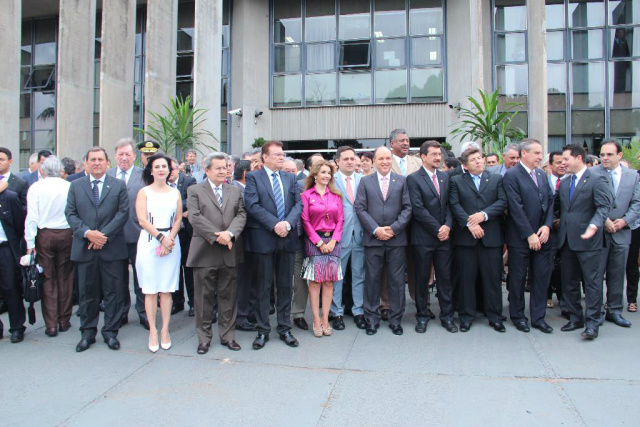 Deputados na abertura de 2016, na rampa de acesso à ALMS para o hasteamento da bandeira, Foto: Roberto Higa