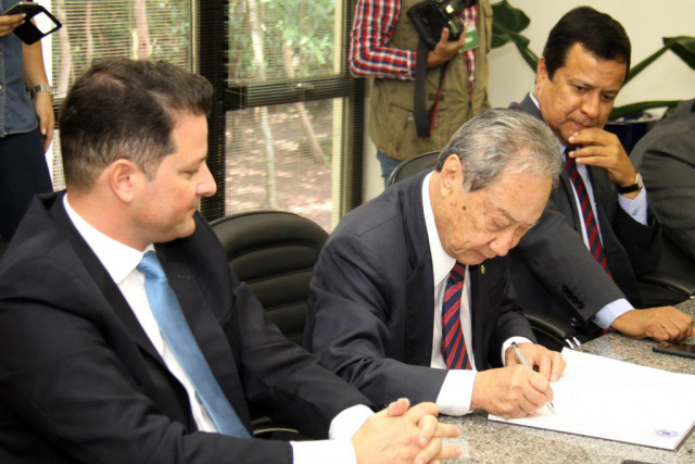 Termo de posse da Mesa Diretora é assinado pelos deputados Termo de posse da Mesa Diretora é assinado pelo Deputado George Takimoto (PDT) Foto: Wagner Guimarães