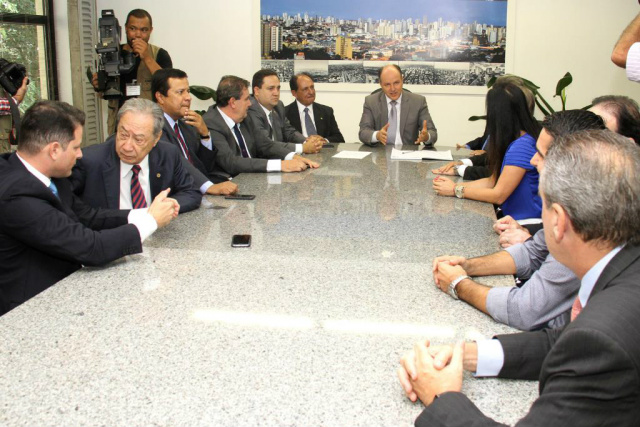 Termo de posse da Mesa Diretora é assinado pelos deputados Termo de posse da Mesa Diretora é assinado pelos deputados