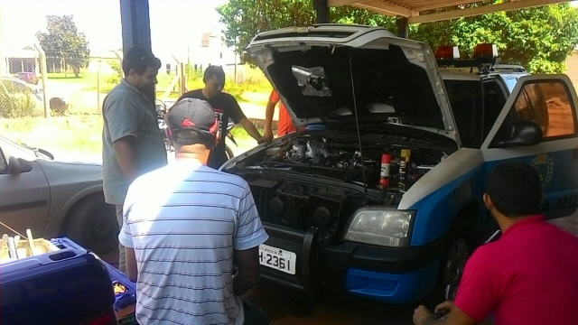 Comunidade se mobiliza e faz consertos em viatura da PM no distrito PANA Comunidade se mobiliza e faz consertos em viatura da PM no distrito PANA