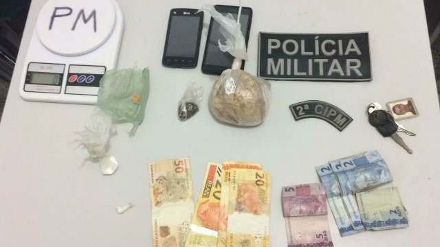 foram apreendidos com o jovem 01 trouxinha com 03 gramas de Maconha, 01 papelote com 03 gramas de cocaína e dinheiro, ja na sua residencia foram encontrados porção de Maconha pesando 150 gramas, 03 gramas de Crak e 06 gramas de Cocaína