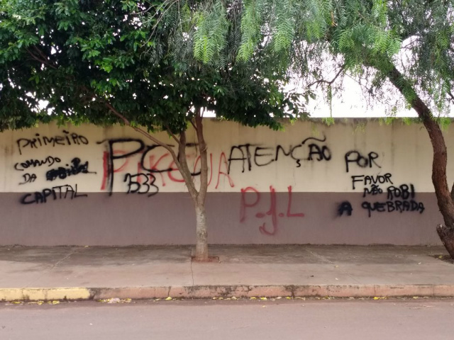 Pichações com a sigla do PCC é flagrada em Nova Alvorada do Sul Foto enviada por leitor via whatapp