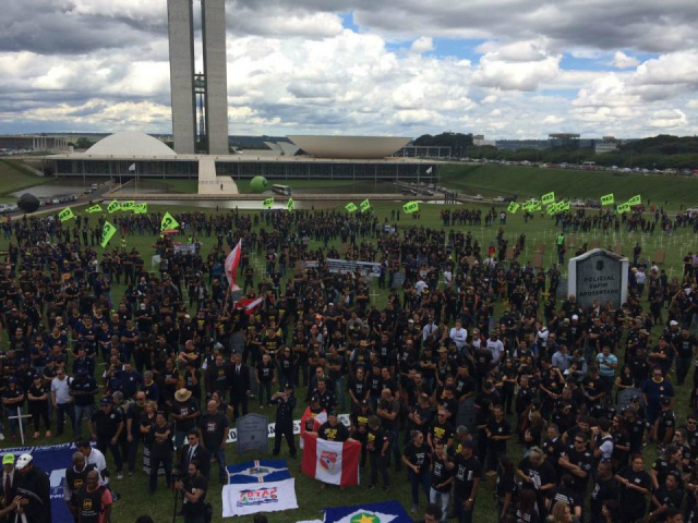 Em campanha, policiais civis citam 'abandono' em redes sociais Caravana do Sinpol participa de manifestação em Brasília contra a PEC 287