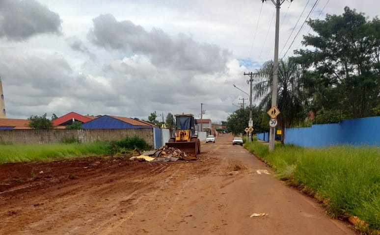 Zé da Farmácia atende reinvindicação de moradores da Moreninha IV por limpeza no entorno da Escola José Mauro