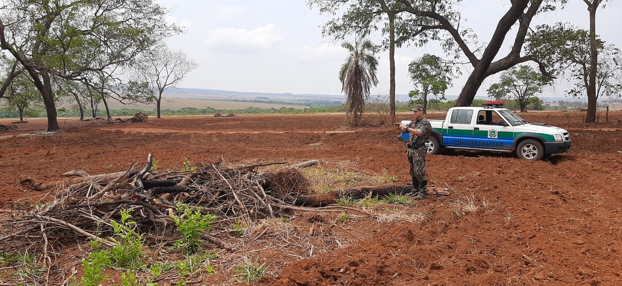 Polícia Militar Ambiental de Rio Negro autua arrendatária de fazenda e capataz em R$ 2 mil por incêndio em galhadas de árvores Polícia Militar Ambiental de Rio Negro autua arrendatária de fazenda e capataz em R$ 2 mil por incêndio em galhadas de árvores