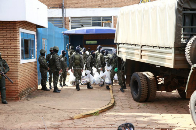 Exército apreende armas, celulares e drogas no complexo penitenciário da Capital Fotos: João Garrigó