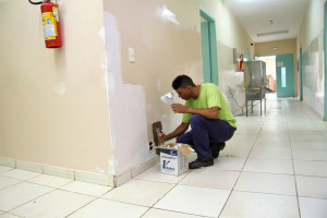 Prefeitura amplia manutenção e upa será reaberta na terça-feira Trabalhador da Sesau finalizando a parte de acabamento da UPA. (Foto: Marlon Ganassin/PMCG)