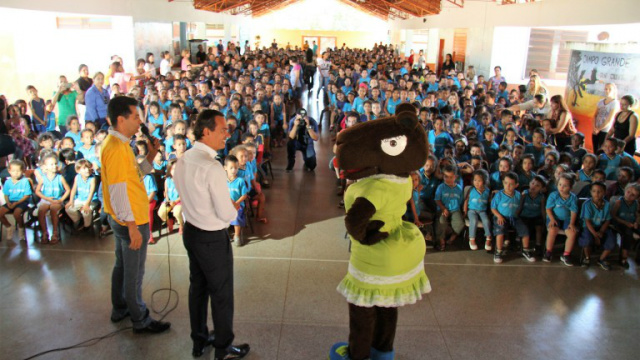 Prefeito vai até escola para incentivar crianças no combate à dengue Prefeito vai até escola para incentivar crianças no combate à dengue