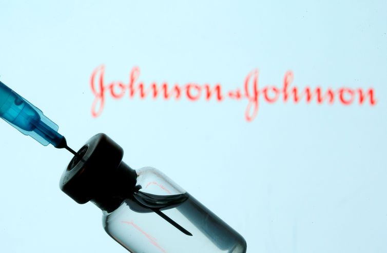 Vacina da Johnson & Johnson é 72% eficaz contra a covid-19 nos EUA © REUTERS/Dado Ruvic/Direitos Reservados