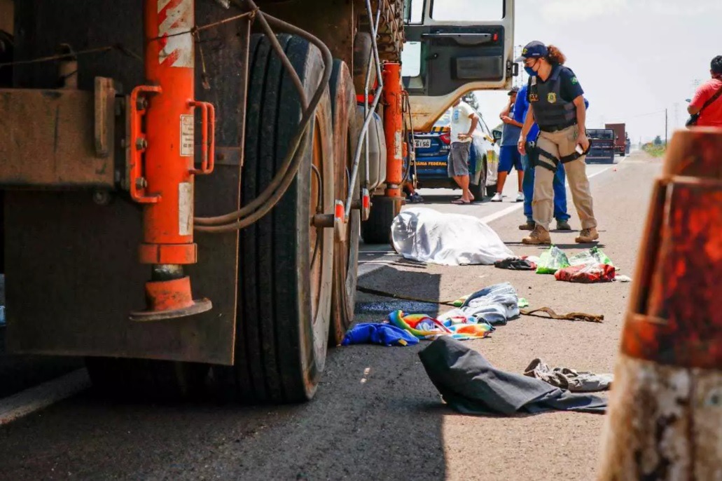 Pedestre morre atropelado por caminhão na Capital Pedestre não resistiu aos ferimentos e morreu no local do acidente. (Foto: Henrique Kawaminami) - CREDITO: CAMPO GRANDE NEWS