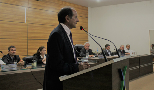 Prefeito Arlei em seu discurso na primeira sessão de 2017 na Camara municipal e Vereadores. Foto Assessoria de Comunicação