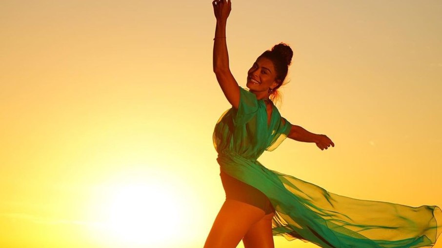 Juliana Paes posta foto com vista incrível e fãs babam