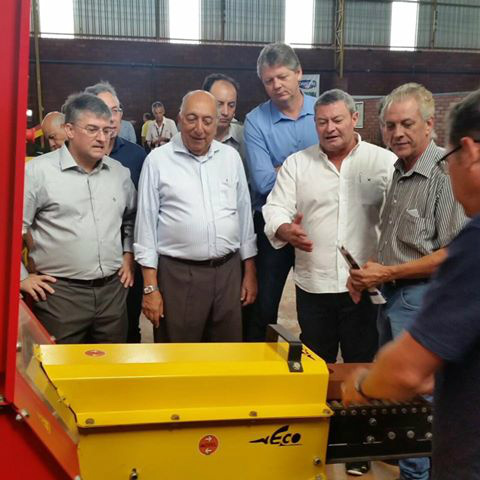 Senador vai mobilizar governo para incrementar polo empresarial da capital Pedro Chaves ficou impressionado com a diversidade de produtos feitos no Polo Empresarial Norte