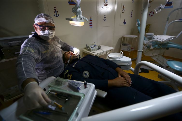 UFF desenvolve jalecos impermeáveis para dentistas na pandemia © Marcelo Camargo/Agência Brasil