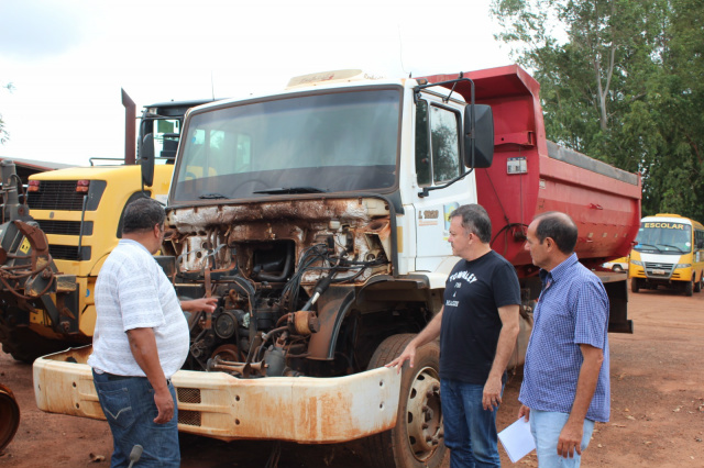 Deputado Vander Loubet fica impressionado com as condições dos maquinários deixados pela gestão anterior Deputado Vander Loubet fica impressionado com as condições dos maquinários deixados pela gestão anterior