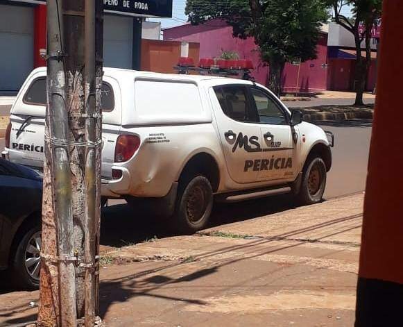 Filho de candidato a vereador atira 10 vezes contra comerciante Carro da perícia no local do crime (Foto: Direto das Ruas) - CREDITO: CAMPO GRANDE NEWS