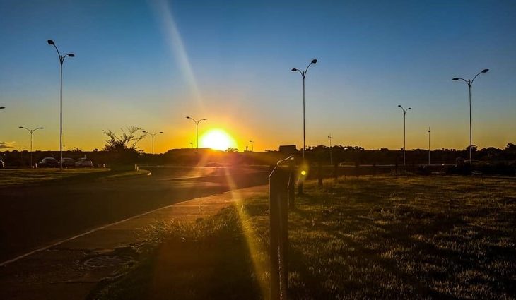 Domingo com períodos de sol e máxima de 34°C