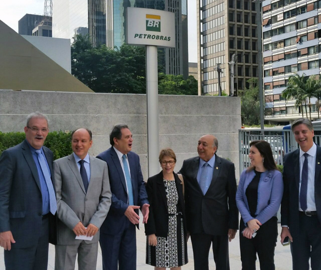Petrobras estuda antecipar recolhimento do ICMS para ajudar MS Membros da bancada de MS e o presidente da Assembléia Legislativa, Junior Mochi, na sede da Petrobras em SP