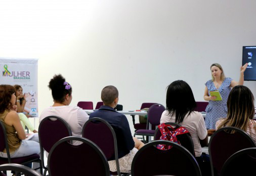 Profissionais de beleza começam treinamento sobre violência doméstica Profissionais de beleza começam treinamento sobre violência doméstica