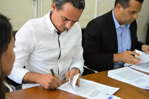 Prefeitura aumenta em R$ 1 milhão o repasse para o hospital universitário O prefeito Marquinhos Trad ao lado do secretário de Saúde, Marcelo Vilela, durante assinatura de convênio com o HU. (PMCG)
