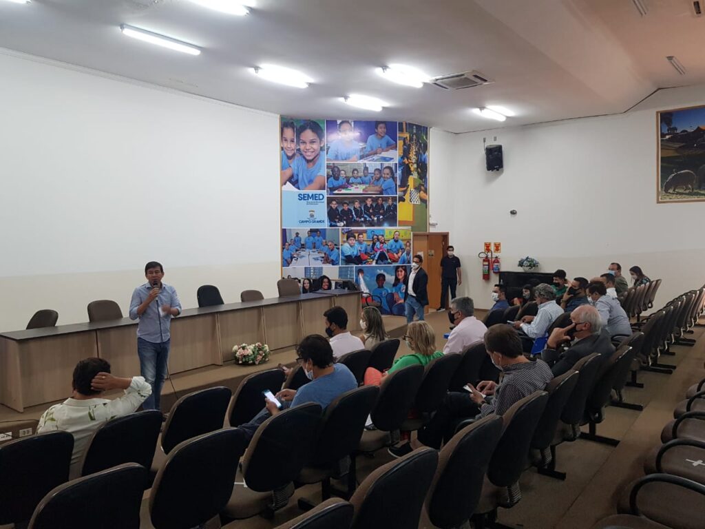 Vereador Cel Alírio Villasanti participa de reunião para debater a retomada presencial das aulas, na rede municipal