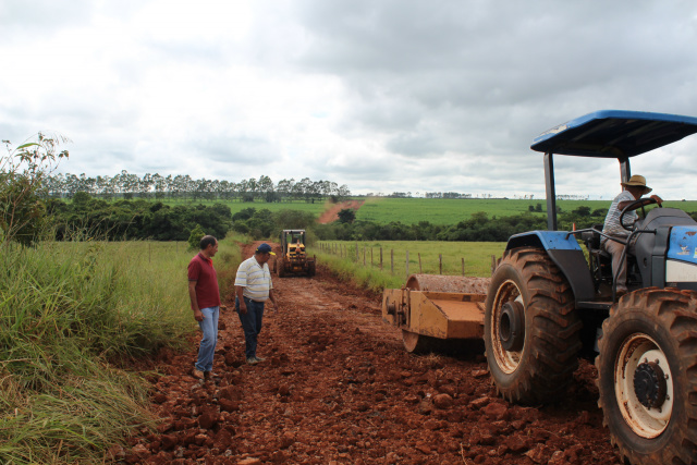 Prefeitura de Nova Alvorada do Sul realiza manutenção de estradas vicinais Prefeitura de Nova Alvorada do Sul realiza manutenção de estradas vicinais