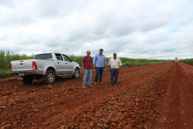 Prefeitura de Nova Alvorada do Sul realiza manutenção de estradas vicinais Prefeitura de Nova Alvorada do Sul realiza manutenção de estradas vicinais