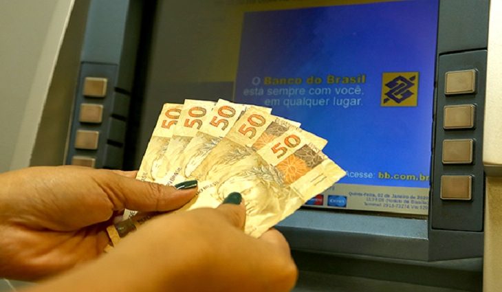 Governo deposita hoje salário dos servidores, que estará disponível para saque na terça-feira