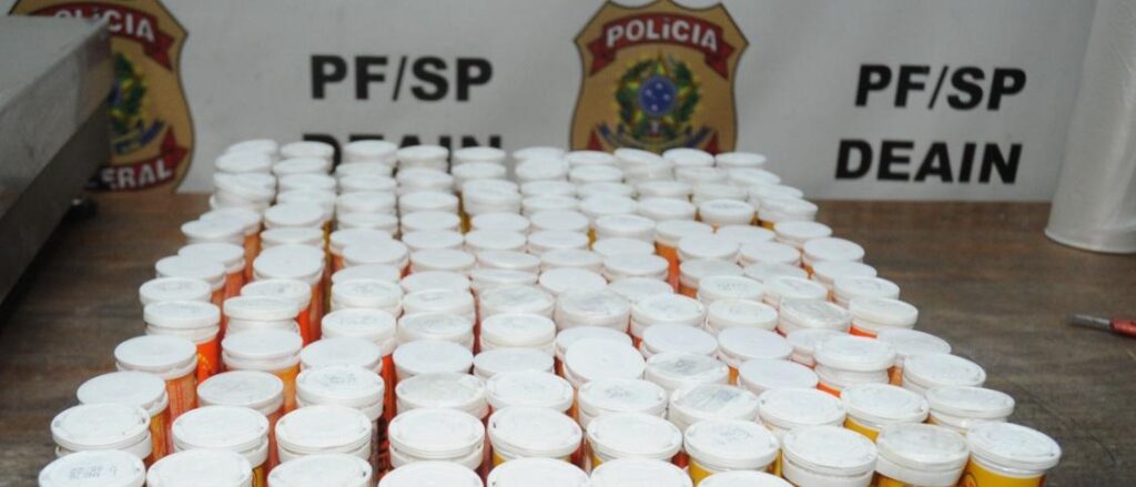 PF prende 2 pessoas identificadas pela receita com droga dentro de embalagens de café e remédios