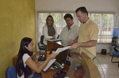 Prefeito entrega ao Ministério Público relatório com irregularidades de 2016