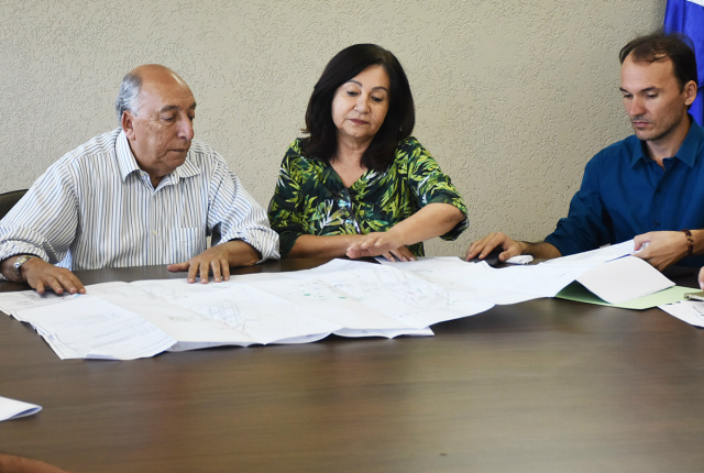 Senador Pedro Chaves anuncia R$ 1,25 milhão e discute novos investimentos em Dourados Délia Razuk apresentou a Pedro Chaves projeto de implantação de dois terminais de transbordo em Dourados