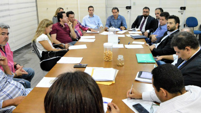 Prefeito libera 217 alvarás e garante 30% de desconto na tarifa de TÁXI