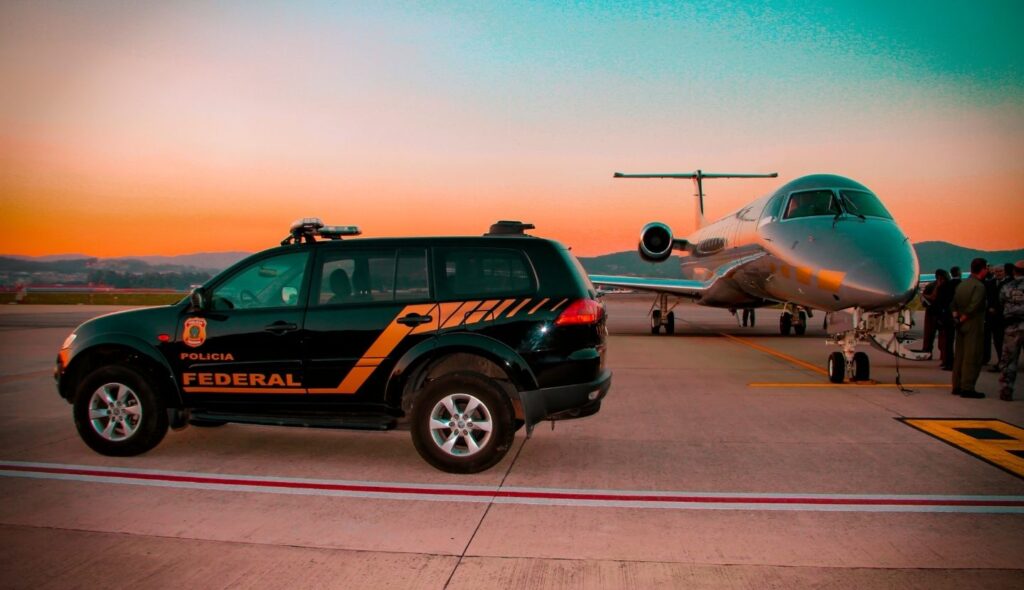 Operação Quinta Coluna reprime célula criminosa envolvida com tráfico de drogas em aeronaves da FAB Operação Quinta Coluna reprime célula criminosa envolvida com tráfico de drogas em aeronaves da FAB