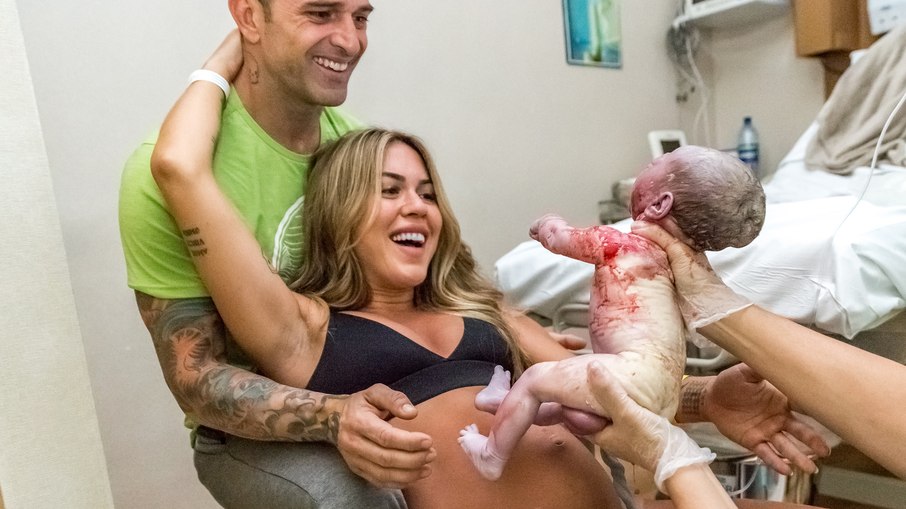 "Sou praticamente uma médica", diz fotógrafa de partos das famosas