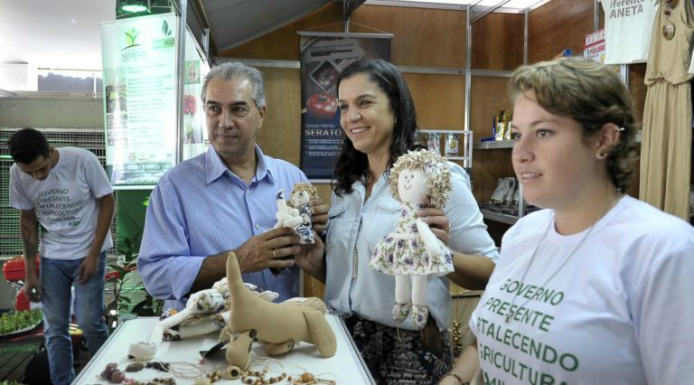 Rentável na agricultura familiar, algodão colorido chama atenção pela proposta sustentável Governador e primeira dama prestigiam trabalhos dos agricultores familiares. Foto: Néia Maceno e Dunga