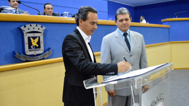 Prefeito acaba com o “Monopólio dos Alvarás" e mototaxistas comemoram