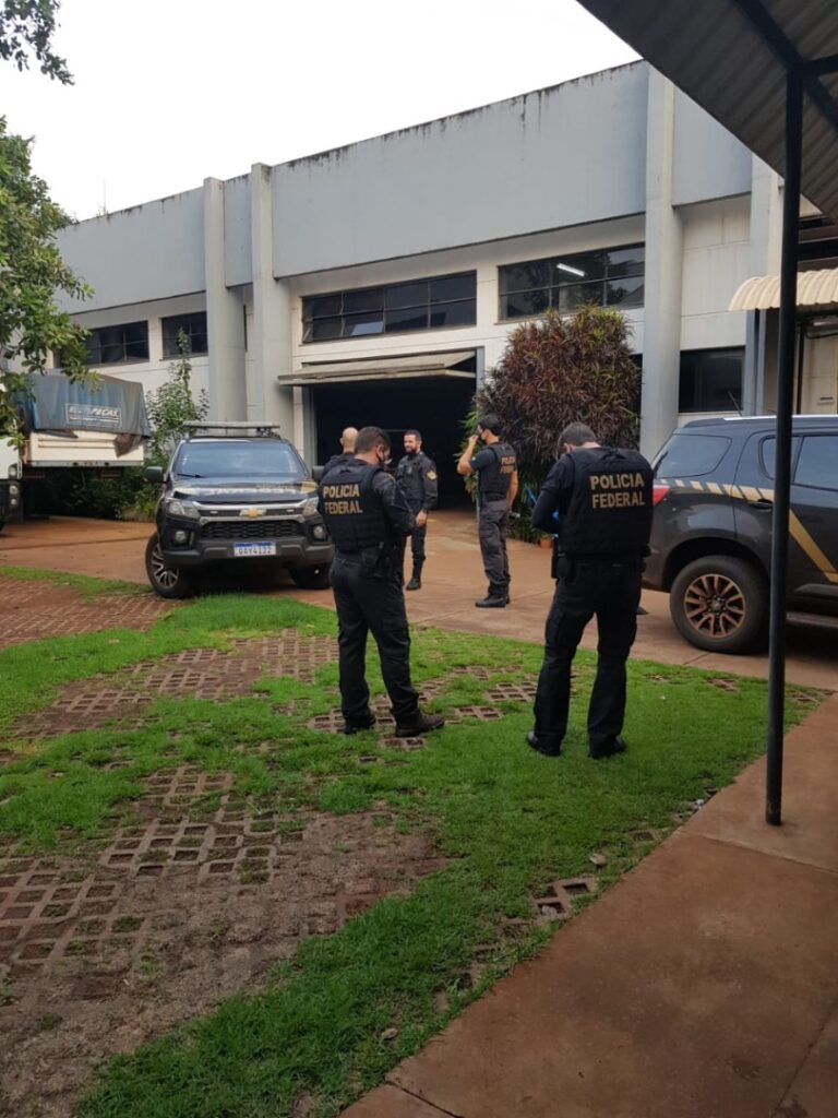 PF desmantela grupo criminoso especializado no contrabando de cigarros de origem paraguaia PF desmantela grupo criminoso especializado no contrabando de cigarros de origem paraguaia
