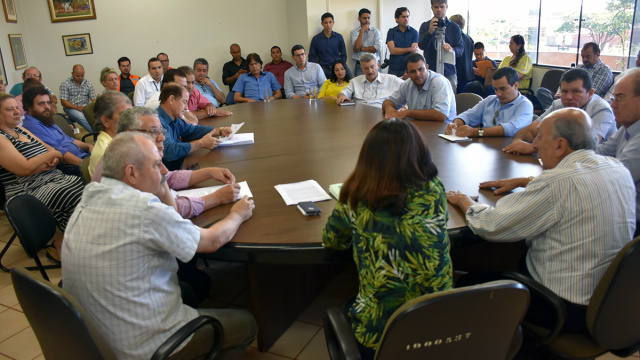 Presidente da Comissão indústria comercio e turismo vereador Braz Melo discute desburocratização Reunião de trabalho contou com a participação do senador Pedro Chaves, dos vereadores e autoridades municipais de Dourados